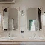 Golden House بيت ضيافة