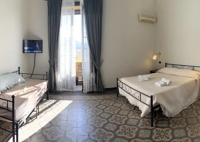 Golden House بيت ضيافة تْشيفالو