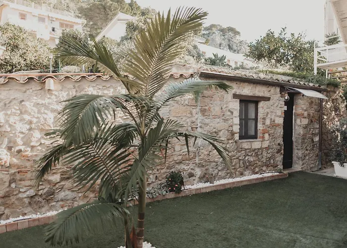 Golden House بيت ضيافة