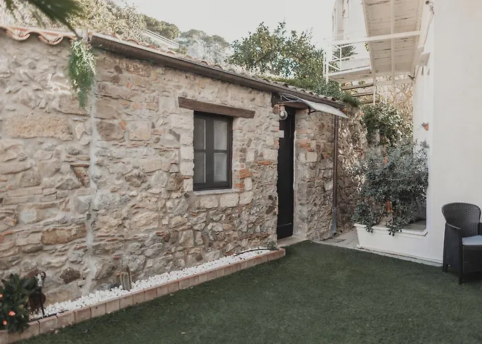 Golden House بيت ضيافة تْشيفالو