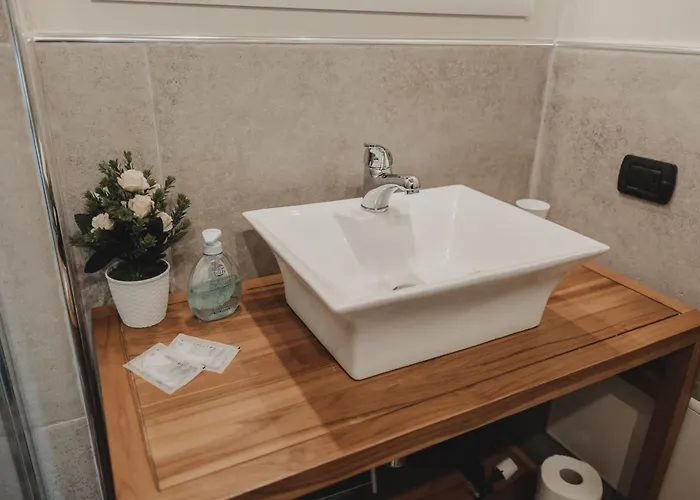 Golden House ゲストハウス チェファル